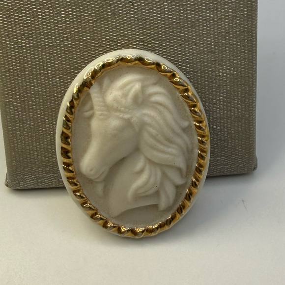 Jewelry - Vintage Porcelain Cameo Style Brooch Gold Tone Oval 1.5”